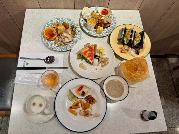 拍完照,繞了一圈終於拿完想吃的餐點,開動啦~~