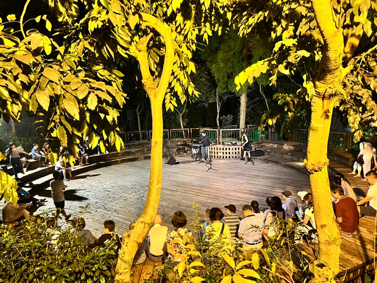 夜間戶外小廣場每天都會有表演