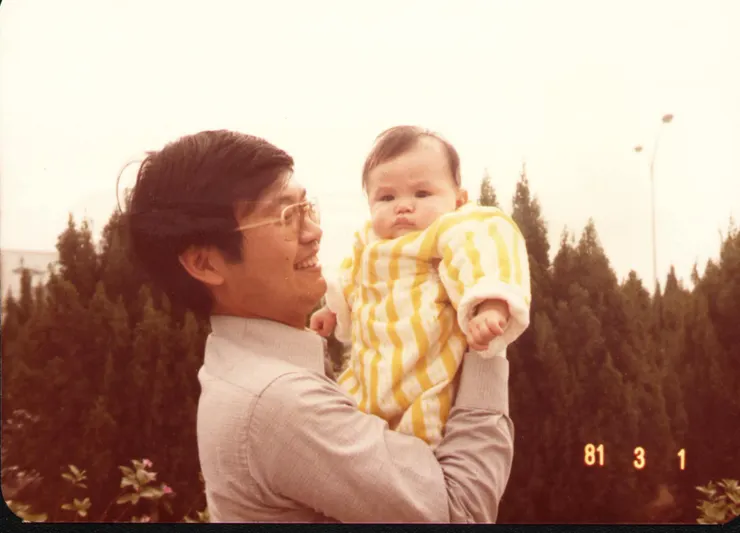 1981年抱半歲大的兒子