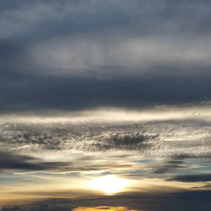 傍晚西邊多層次的色彩