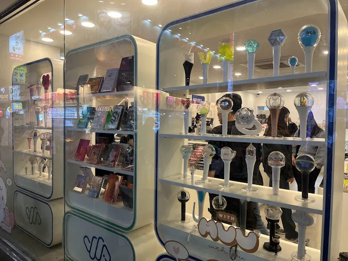 WITHMUU明洞店的手燈牆