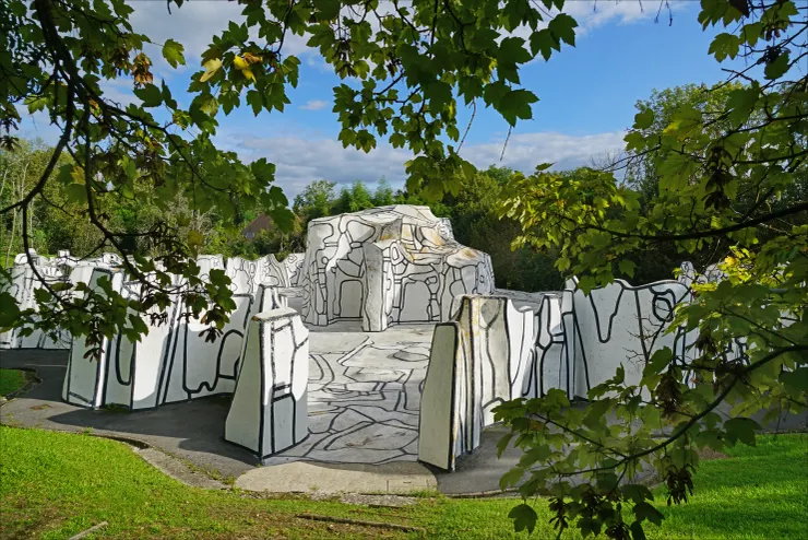 位於法國耶爾河畔佩里尼的「法拉芭拉之園」於1998年正式被列為古蹟。