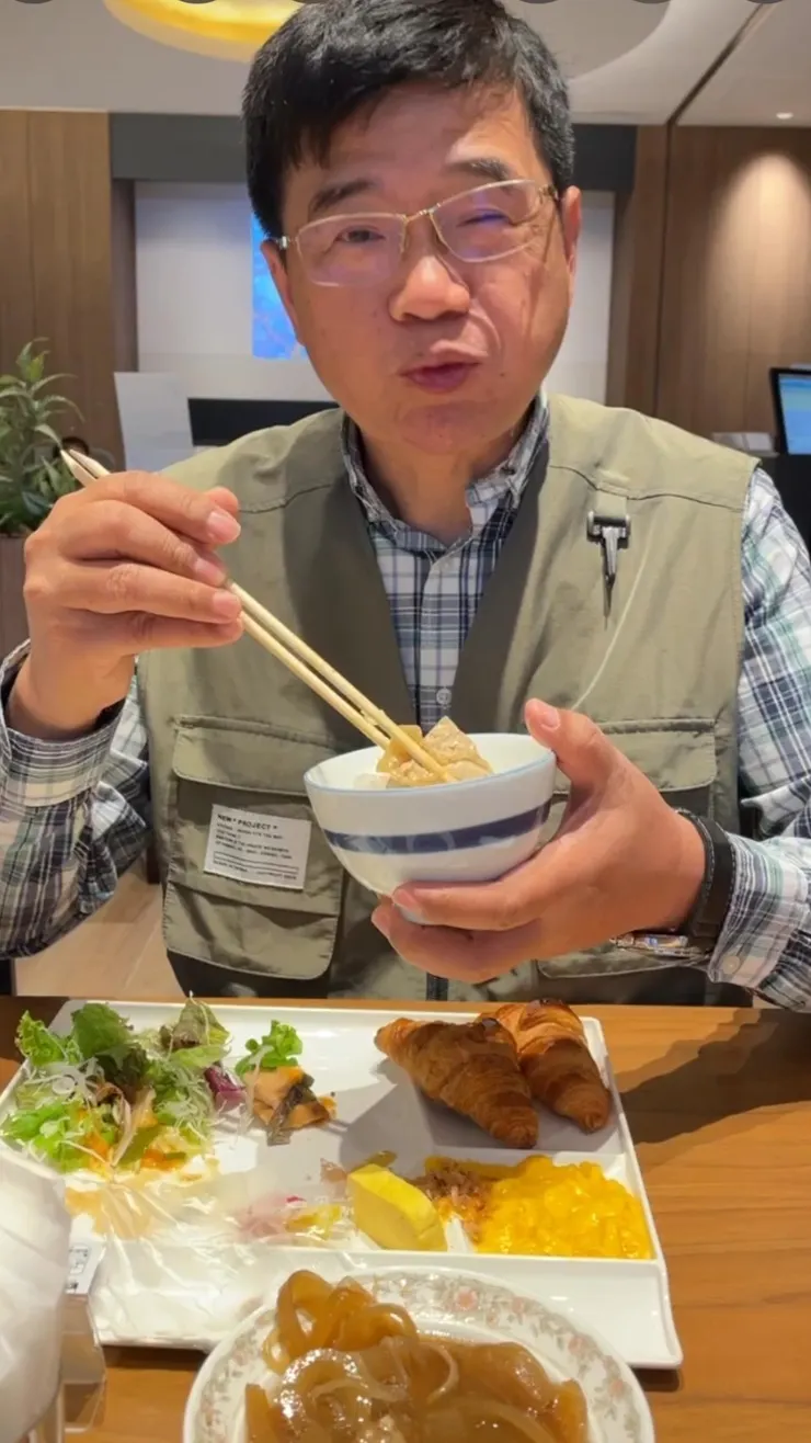 開心吃美味早餐的老爸