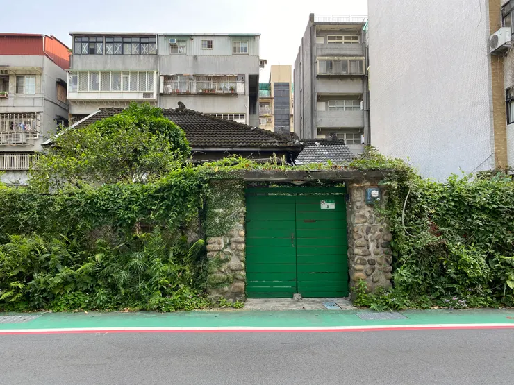 溫州街52巷8號。臺大文學院教授王叔岷故居，後由何佑森教授接續居住，現由其遺孀何夫人繼續居住於此。