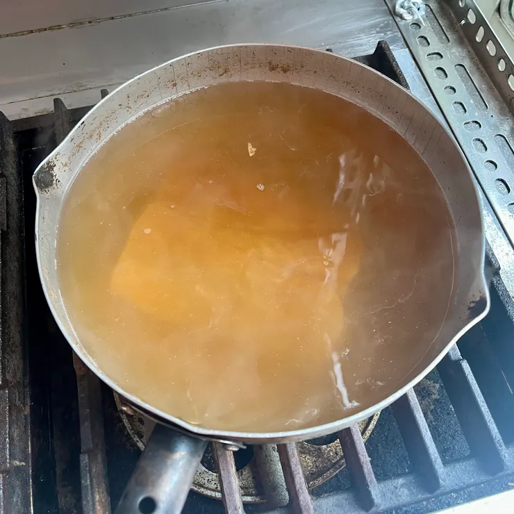 做好高湯後,就是把魚肉放進去泡熟,剩下的高湯可以做味噌湯,或拿來當一般日式高湯來用也行