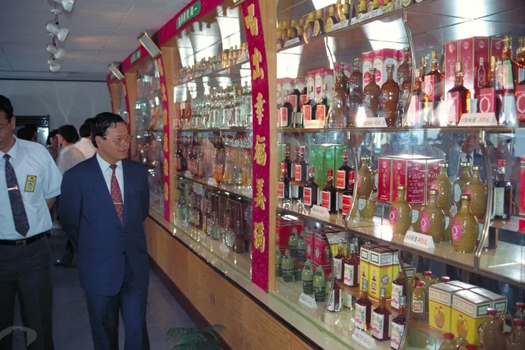 圖12 貨架上琳瑯滿目的酒品任君挑選
案名:金門陶器酒瓶製作
檔號:0076/0175/1
來源機關:行政院新聞局
管有機關:國家發展委員會檔案管理局