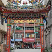 牌樓上交趾陶與剪黏工藝（圖片截圖於網路）