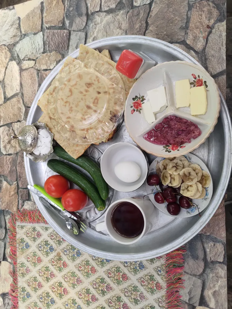 Bahar Tabriz青年旅館老闆在我離開前準備餐點🥰