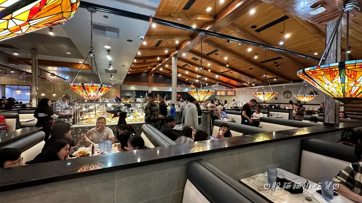 寬敞的餐廳內部沒有精美的裝潢，只有努力吃撐的客人