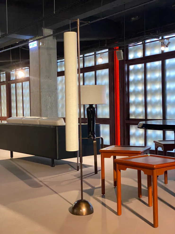 這盞立燈以圓鐘形底座、纖細如髮簪的懸吊桿，懸掛米白色長形燈罩，因此得名「髮簪燈」。