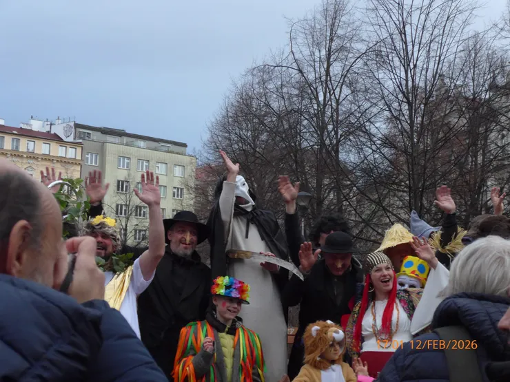 盛裝打扮的盛典參加者在公園集合，準備出發參加遊行