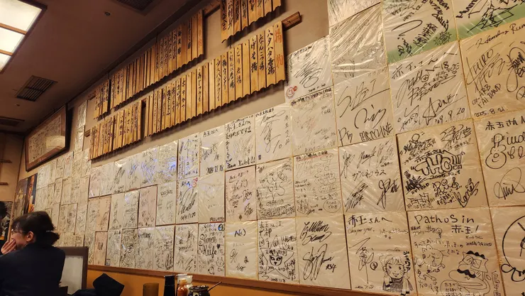 許多知名藝人都來造訪並留下超大的簽名牆