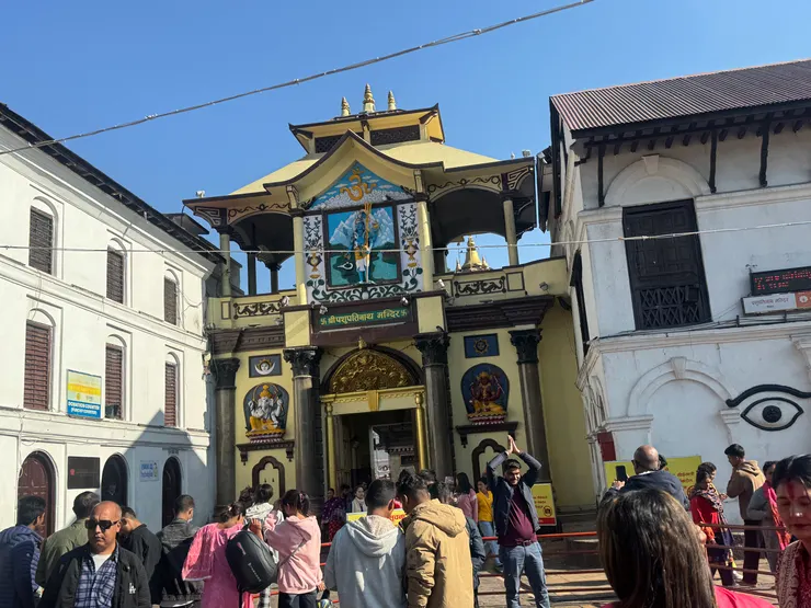 非印度教信奉者不得進入廟內。覺得門票買得有些冤枉。