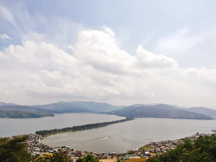 傘松小倉屋前所見天橋立