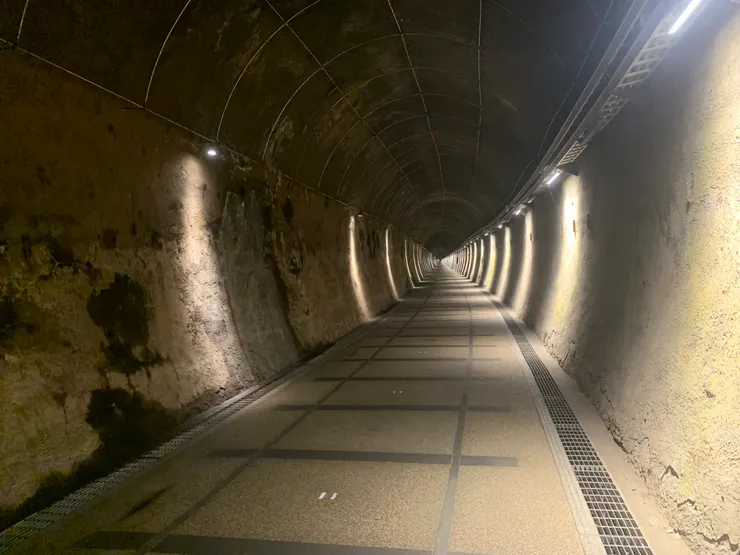 不用日曬雨淋的路，其實相當舒服。