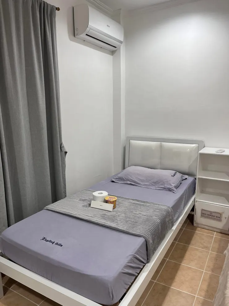 床上擺著迎賓小點心