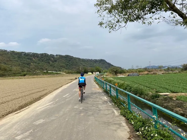 整路平緩的河堤偶爾穿插田間小路，遮蔽物較少