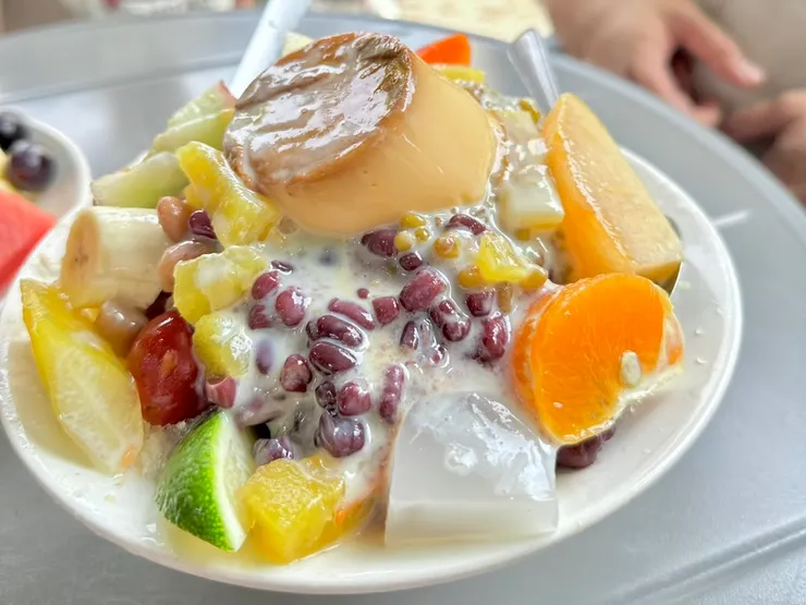 除了水果盤，私心推薦水果蜜豆牛奶冰也好吃