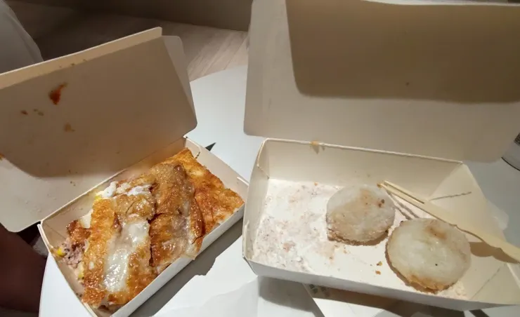 （吃掉一些的）燒肉蛋餅和炸湯圓