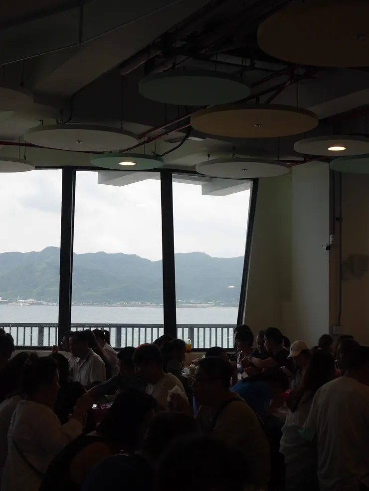 人不少，但還是可以看到窗外的海景