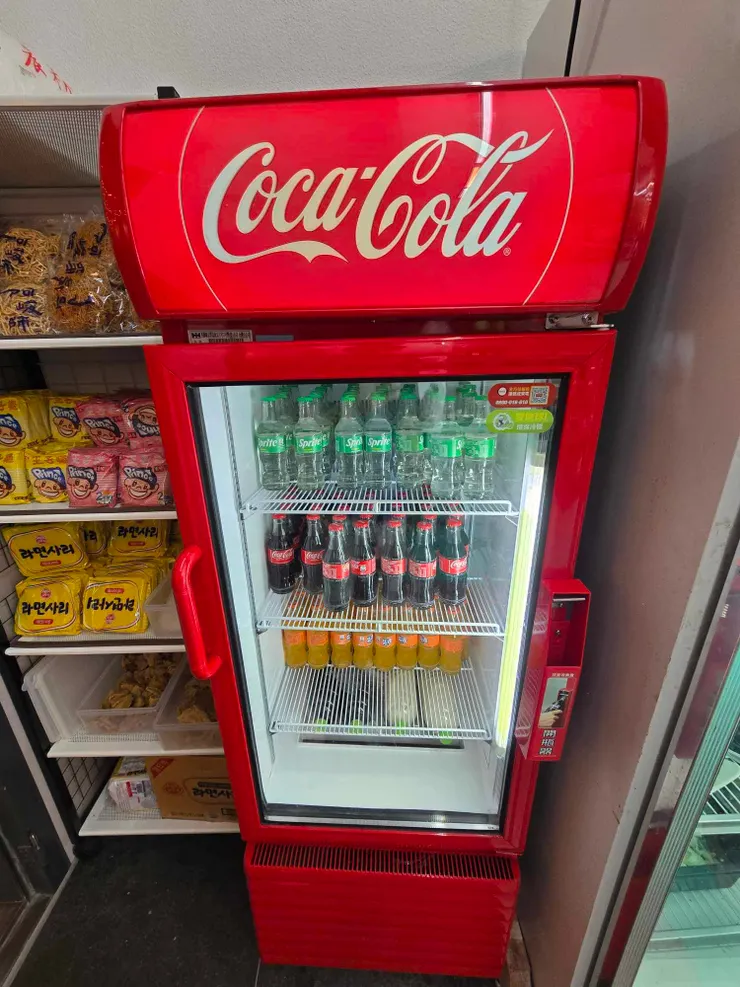 除了飲料機之外也有提供瓶裝汽水可樂