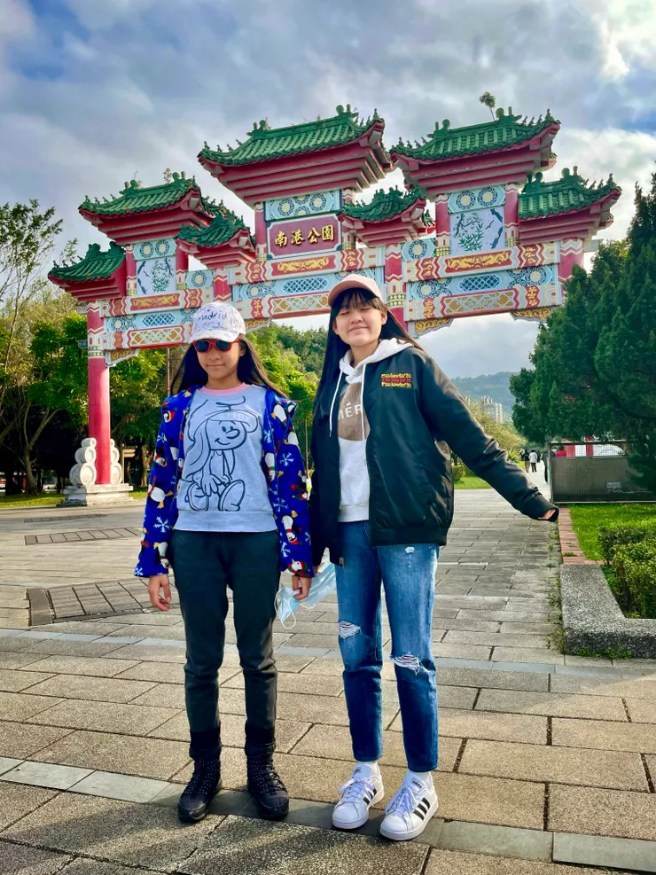 南港公園正門口有大大的牌坊