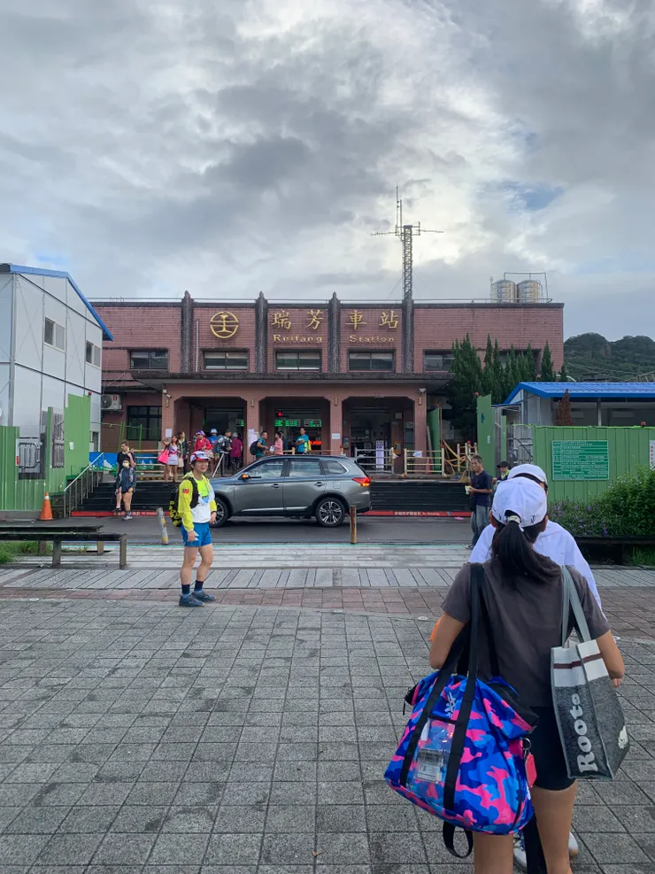 瑞芳車站,所在位置在清領時期稱為「龍潭堵」,本非瑞芳聚落的核心。最初瑞芳的商業活動依賴水運,特別集中在有渡口的柑仔瀨一帶(近瑞芳國中),後隨陸運重要性超過水運,及日治時期開始興建環島鐵路,設有火車站的龍潭堵地區才正式取代柑仔瀨,成為瑞芳市街的中心區域。