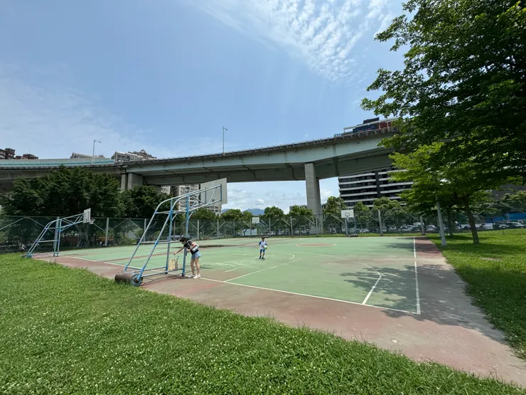 公園裡總共有8座球框