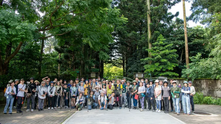 圖06 一群人還是共同紀錄這難得的一刻(廖榮鑫攝)