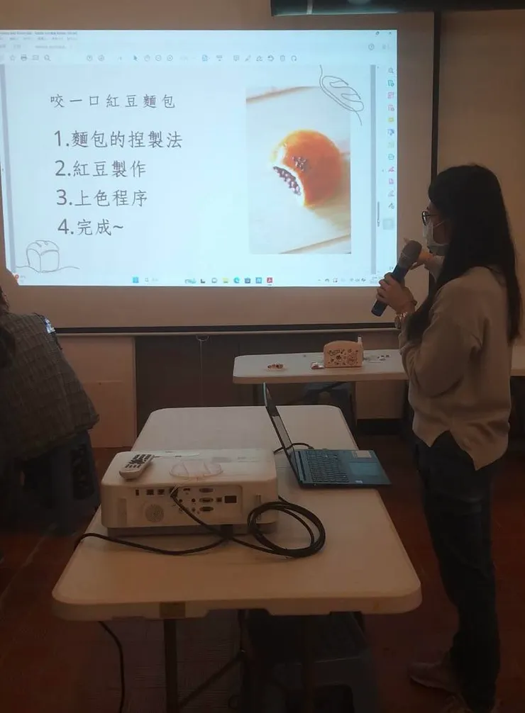 當時願景版實現，拿麥克風的照片～