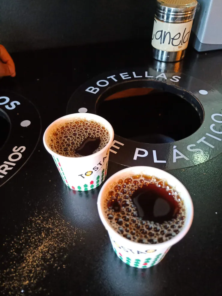 我在哥倫比亞的第一杯小杯咖啡，杯子大小跟賣場試喝的尺寸是一樣的！