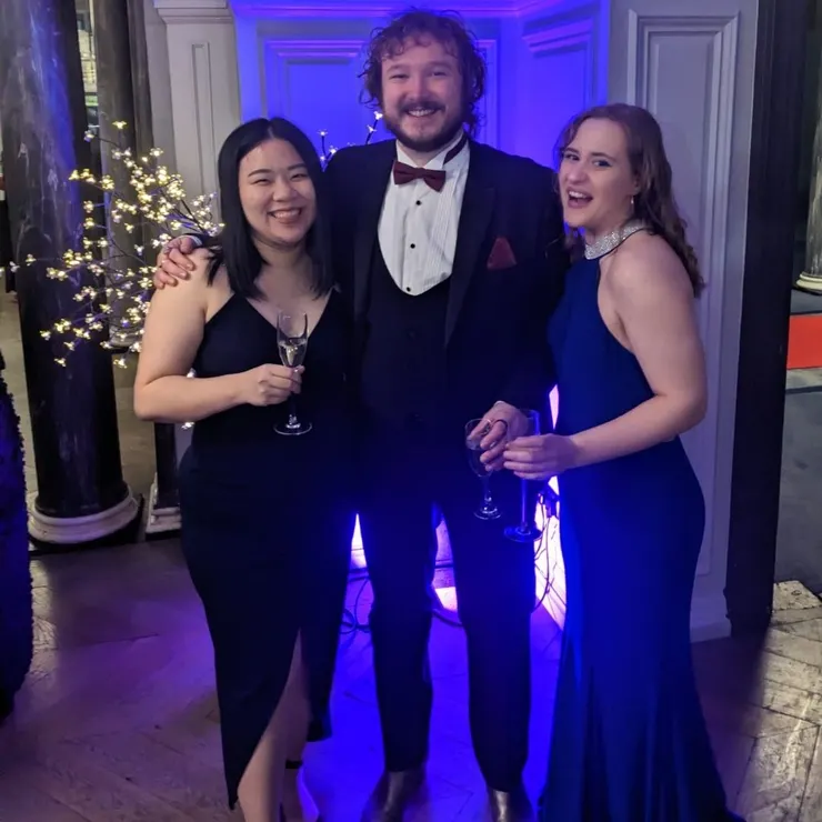 與要好的同事在選舉結果公布之後盛裝出席晚宴。