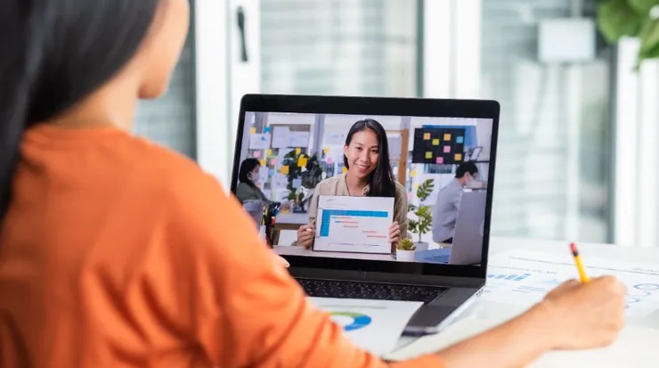 選擇一間靜謐的辦公室，或者是家裡的白牆空間視訊，讓面試官覺得妳有所準備。圖/123RF圖庫