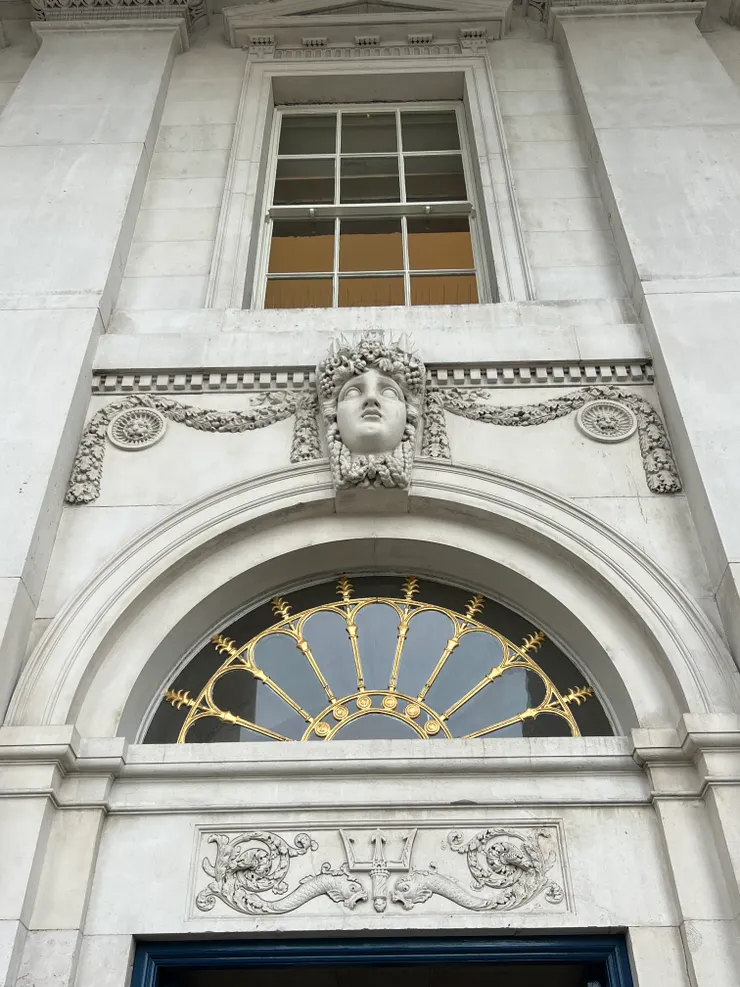 建築上的裝飾當然也包含其所在位置——利菲河 (Liffey River) 的女神 (Joy 攝影於 The Custom House)