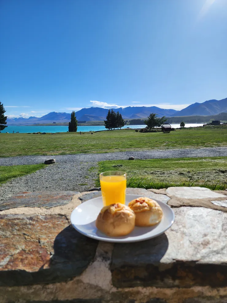旅館後門有椅子可以座，一早好天氣與早餐