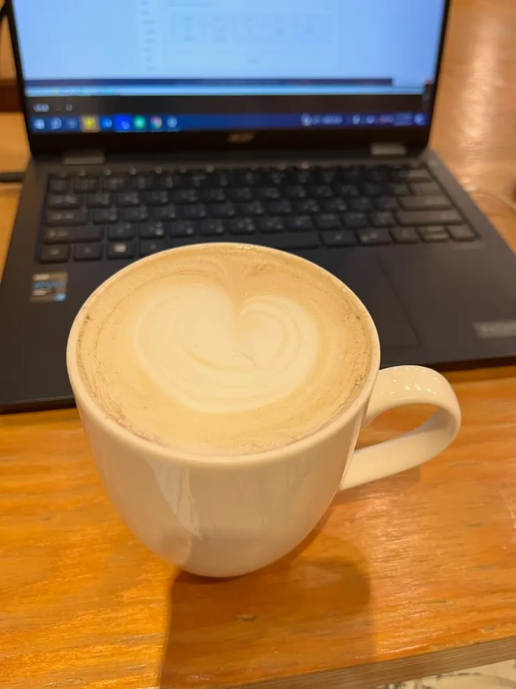 配著高會課的鐵觀音拿鐵，懷疑有另外加糖。