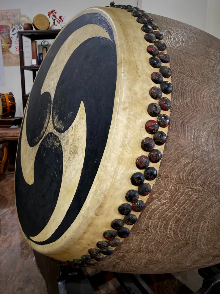 帽釘上還有未完全清除的朱漆