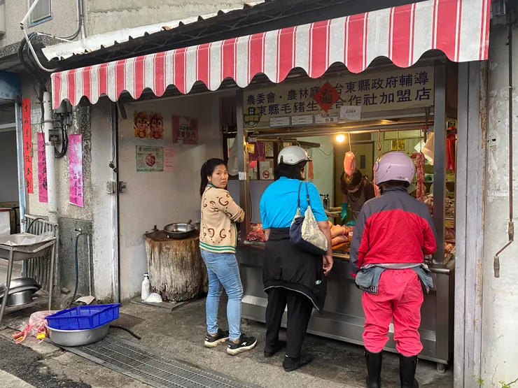 已經在攤位前排隊的顧客