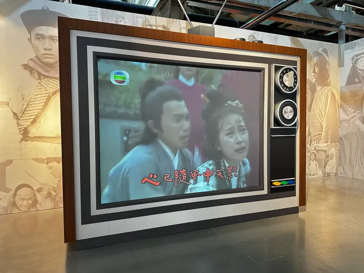 現場還輪流播放指定的金庸劇片頭，沒有展出戲服的都有，例如畫面是1986年梁朝偉主演的《倚天屠龍記》