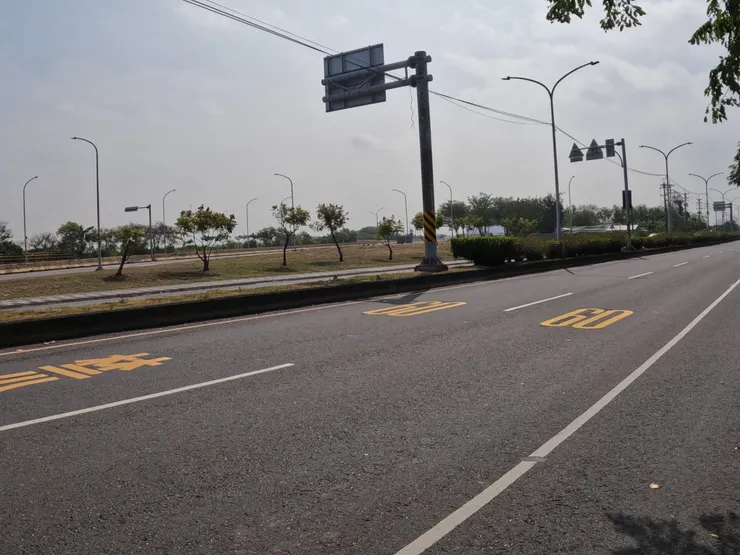 被高雄的太陽熱情迎接，高雄的台17沒什麼車。
