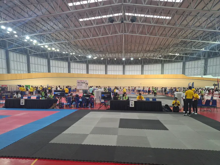 這個場地是velodrome iskandar puteri，非常廣大，頭頂的電風扇很涼
