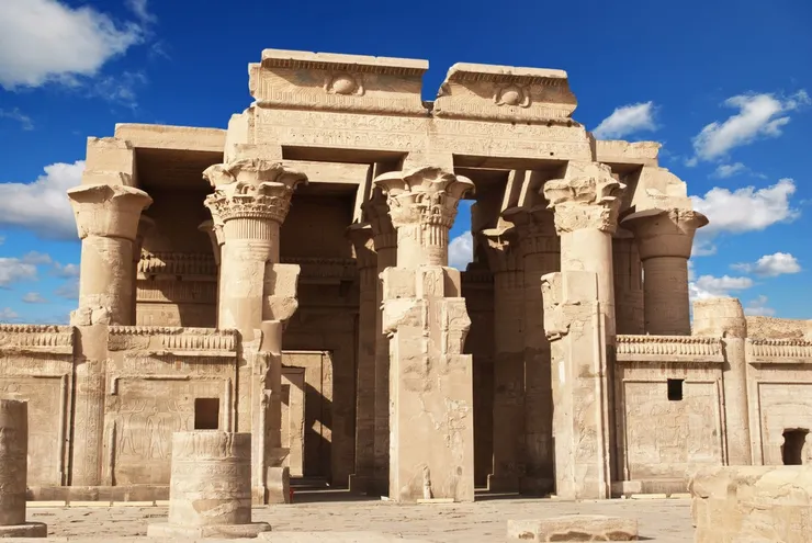 建造於托勒密時代的康翁波神廟，位於尼羅河河畔的小山丘上，主要祭祀的是王權守護神荷魯斯