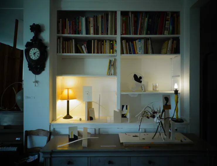 藝術家王文琳在法國的前檔展覽《惺忪 - 透明的日子》，以行走朝聖之路後的經驗連結自我生命的探問