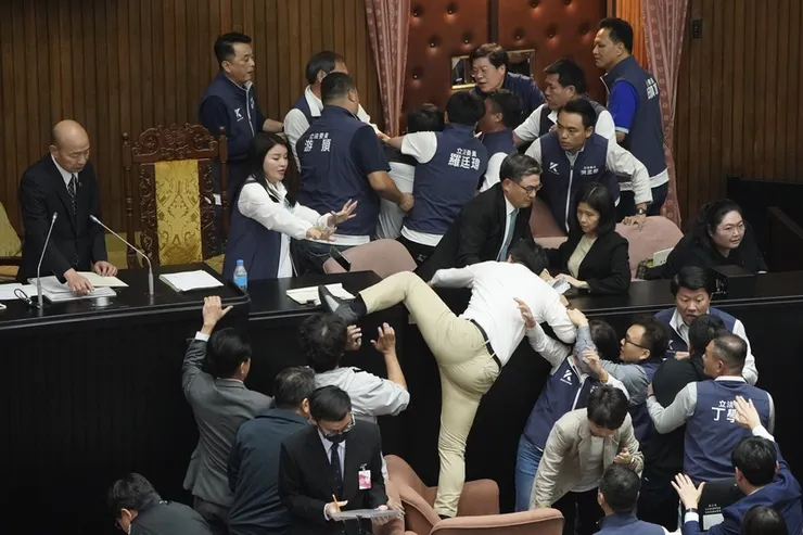 立法院內因執政黨杯葛爆發肢體衝突 (圖片來源:中央社)