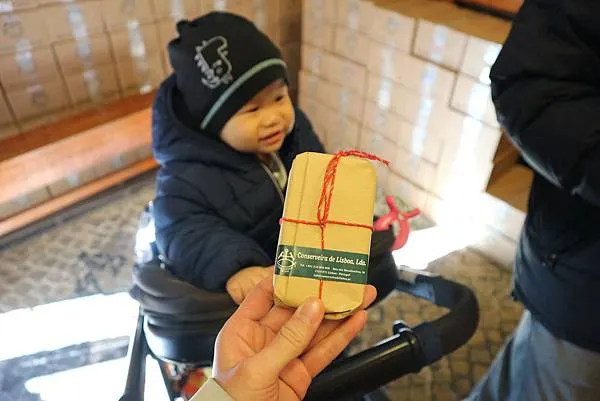 真的超捨不得拆開啊，不過拆開後包裝紙都不知道被這小子玩到哪裡去了