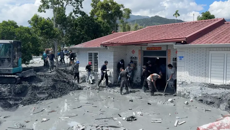 怪手一「破門」後，進場清理的志工