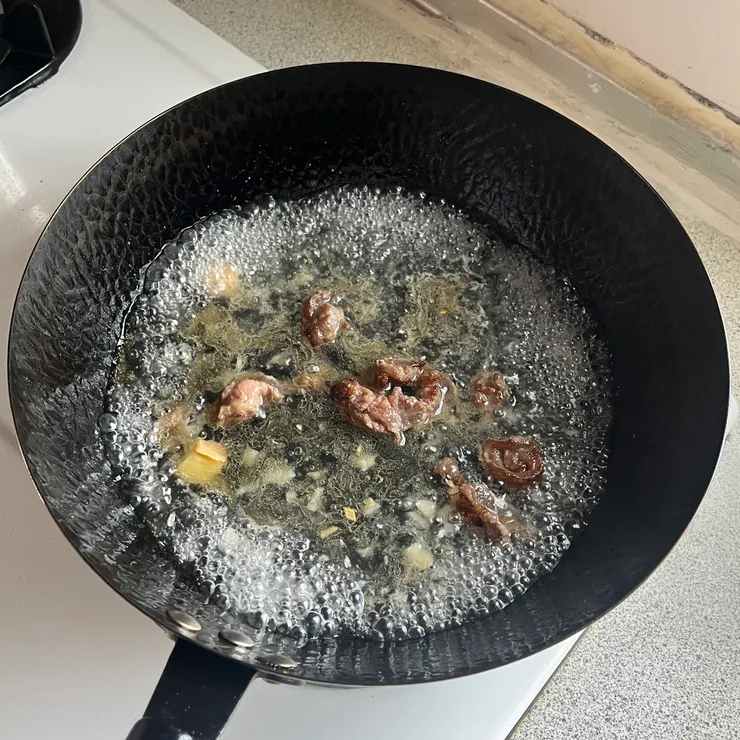 再加水跟薑把牛筋煮軟，晚點可以吃，但這個牛筋的份量…其實不用這麼搞工