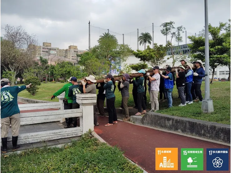 下水前,有些夥伴引路、有些夥伴開道、有些夥伴喊聲、還有些夥伴共扛著大夥對公園生態化這計畫的沉甸想望