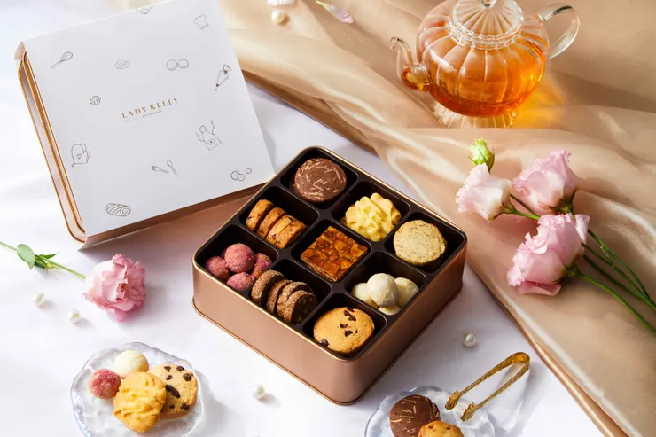 圖說:低糖配方的九宮格綜合手工餅乾,以講究的鐵盒包裝,方便攜帶、體面大方,兼顧實用性與精緻感的萬用型禮盒。(資料來源:LADY KELLY)