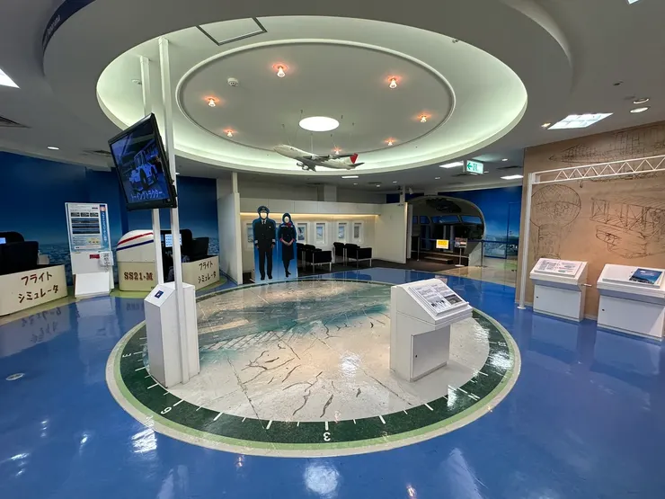 大多為靜態展示，左手邊有兩台飛機模擬器